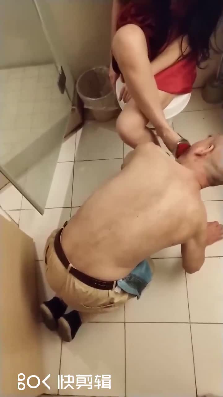 不把奴当人看系列 厕所惩罚尾随狗
