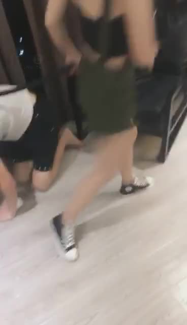 丝袜 匡威帆布鞋