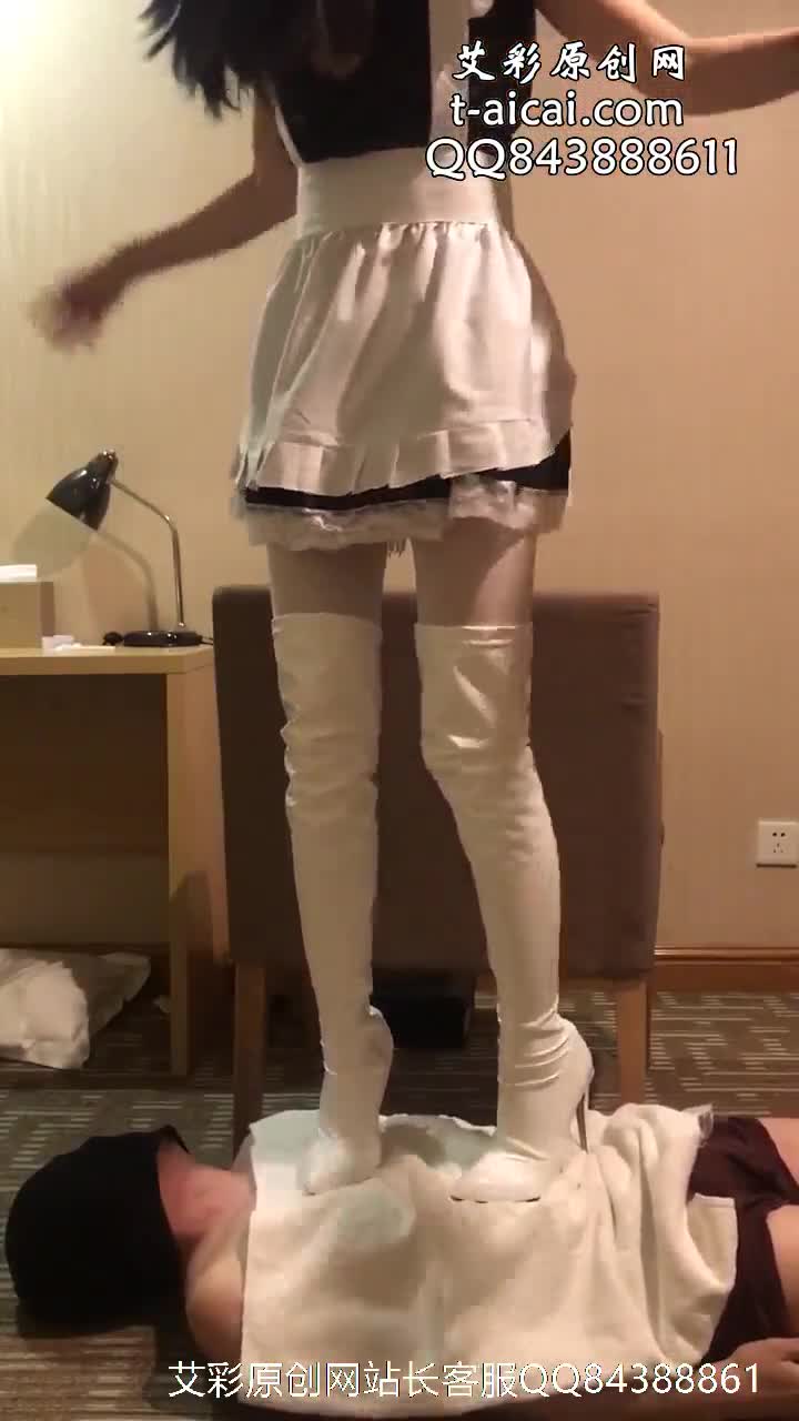 制服 12厘米白色高跟靴子踩踏废物