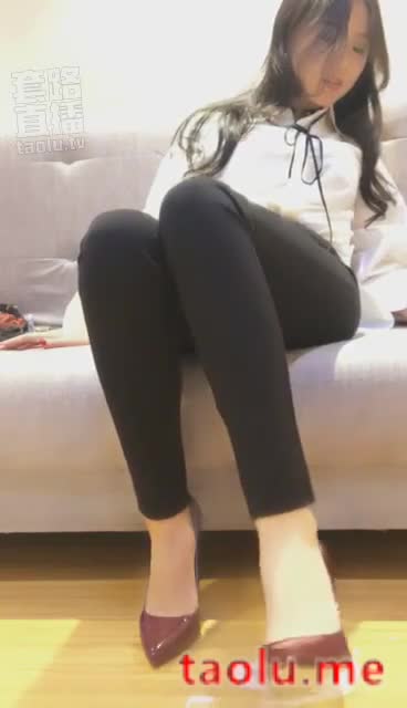 高跟玉足喂食酸奶 第一视角