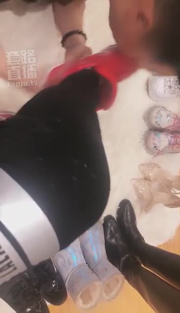 人体擦鞋机 二）