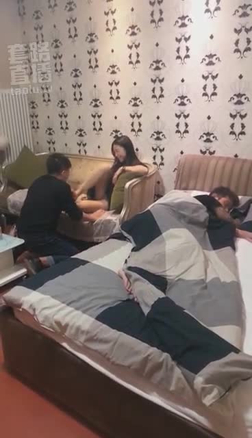 第一视角 刺激绿帽 老婆趁老公睡觉 调教老公朋友