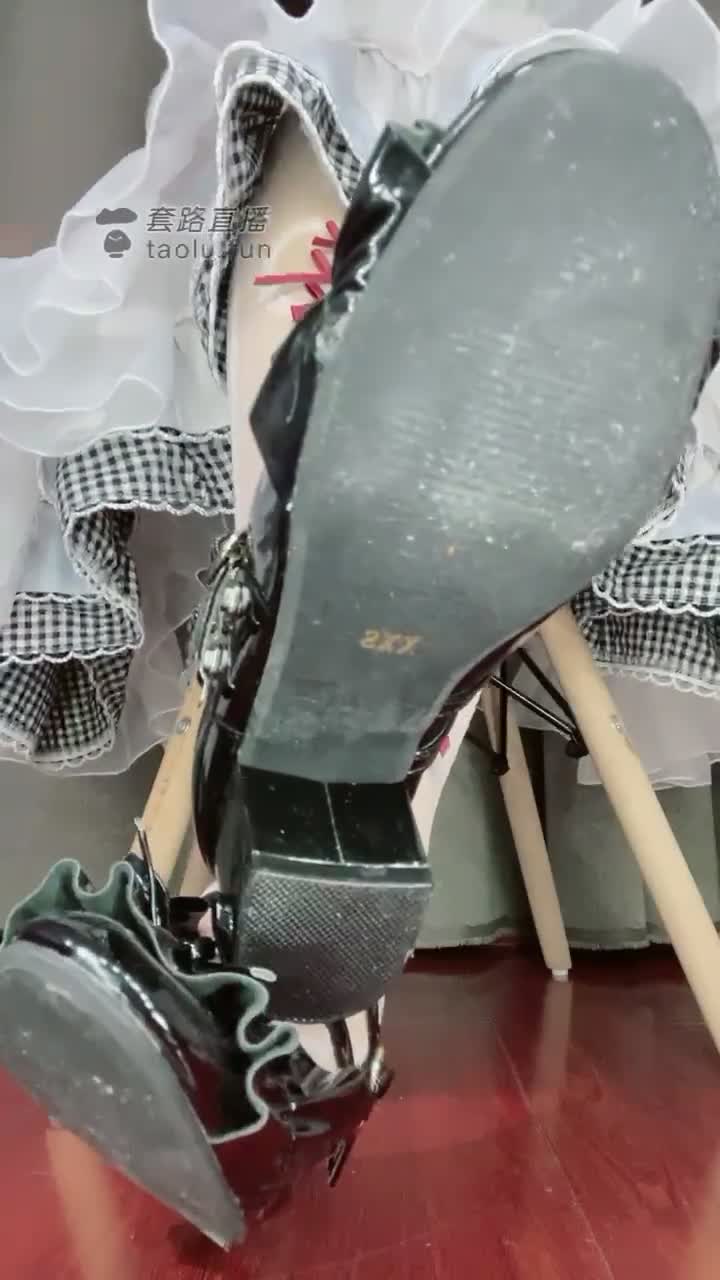 红绿灯 脏鞋底 白丝裸足控制射精