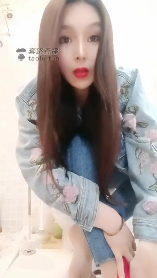 脏鞋底踩面包给狗狗做夜宵