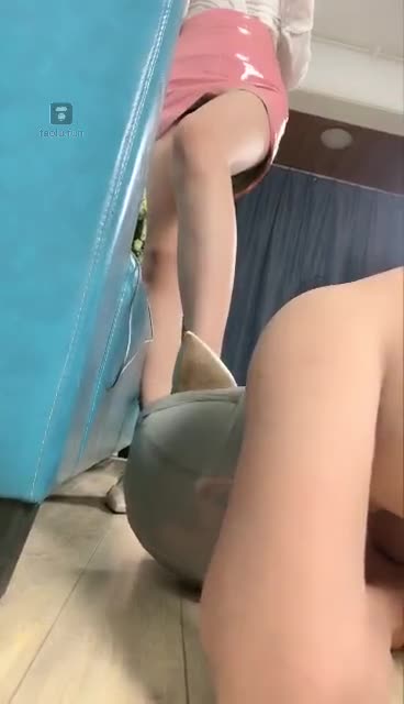小贱货爬进来吃主人脚上的蛋糕啊 丝袜蛋糕喂食