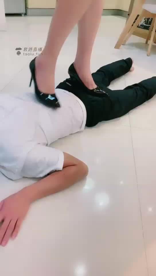 收拾贱狗高跟踩踏SP