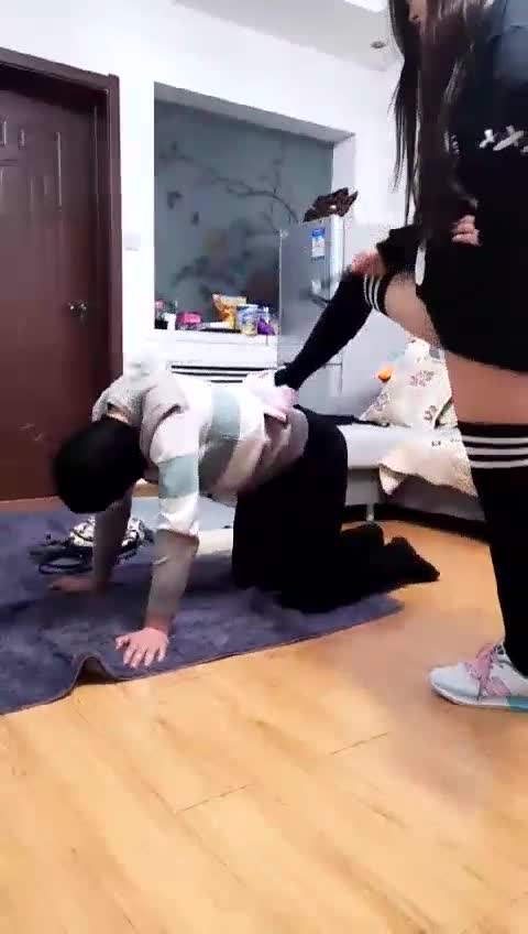 暴力学姐欺辱懦弱老师