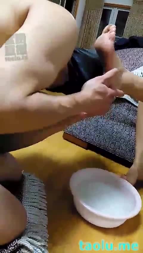 贱狗伺候二位主子 洗脚 舔脚