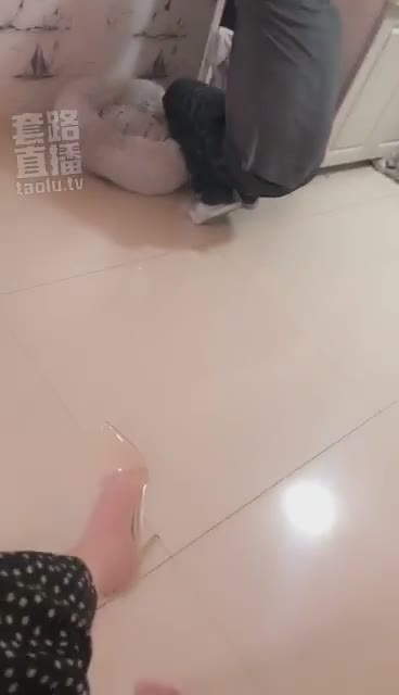 贱狗就是贱狗 来给主人洗脚