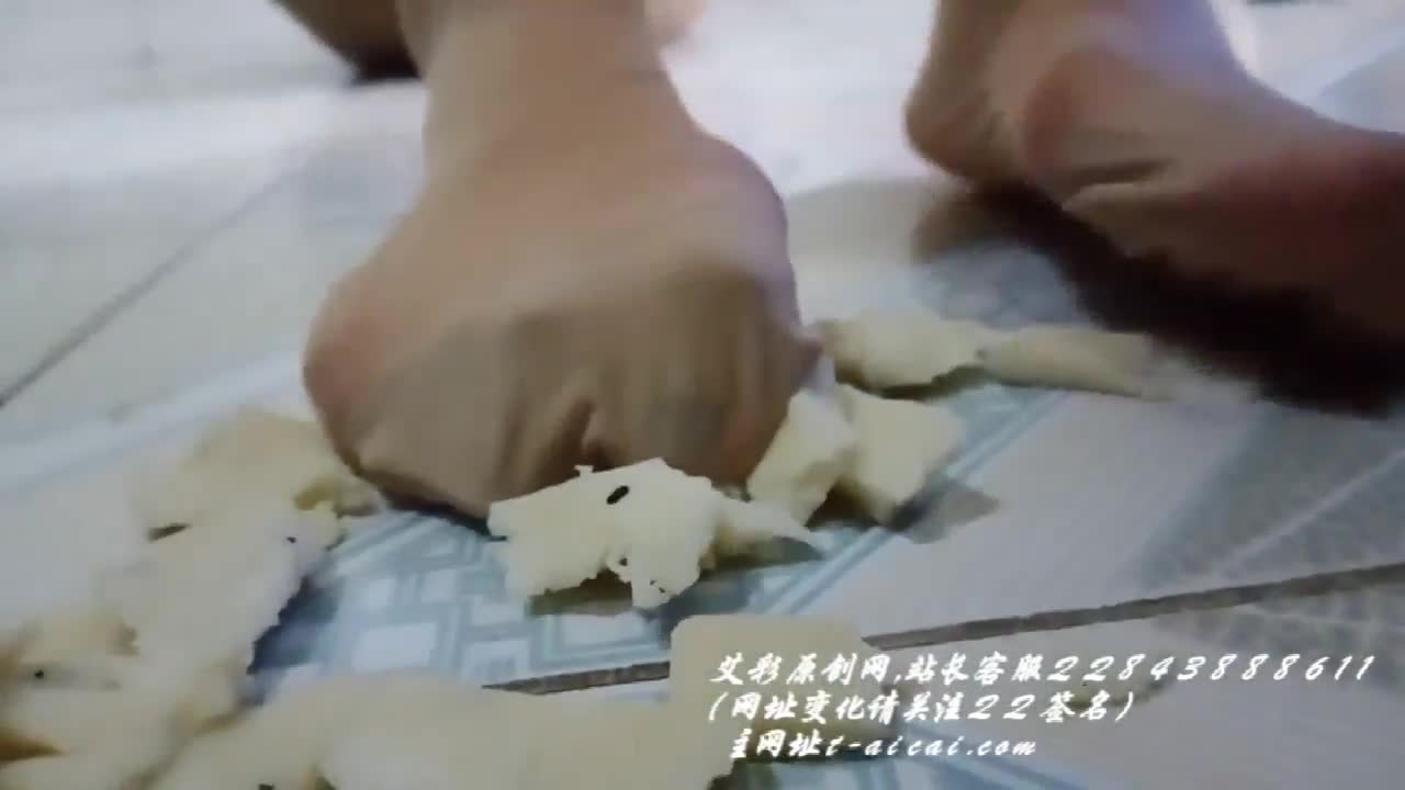 长裙肉丝踩食物 脚喂食