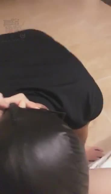 舔黑乎乎脏鞋底加口水脏棉袜塞嘴
