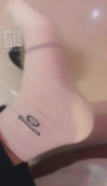 当场脱羞辱厕所浇淋喝闻鞋舔脚
