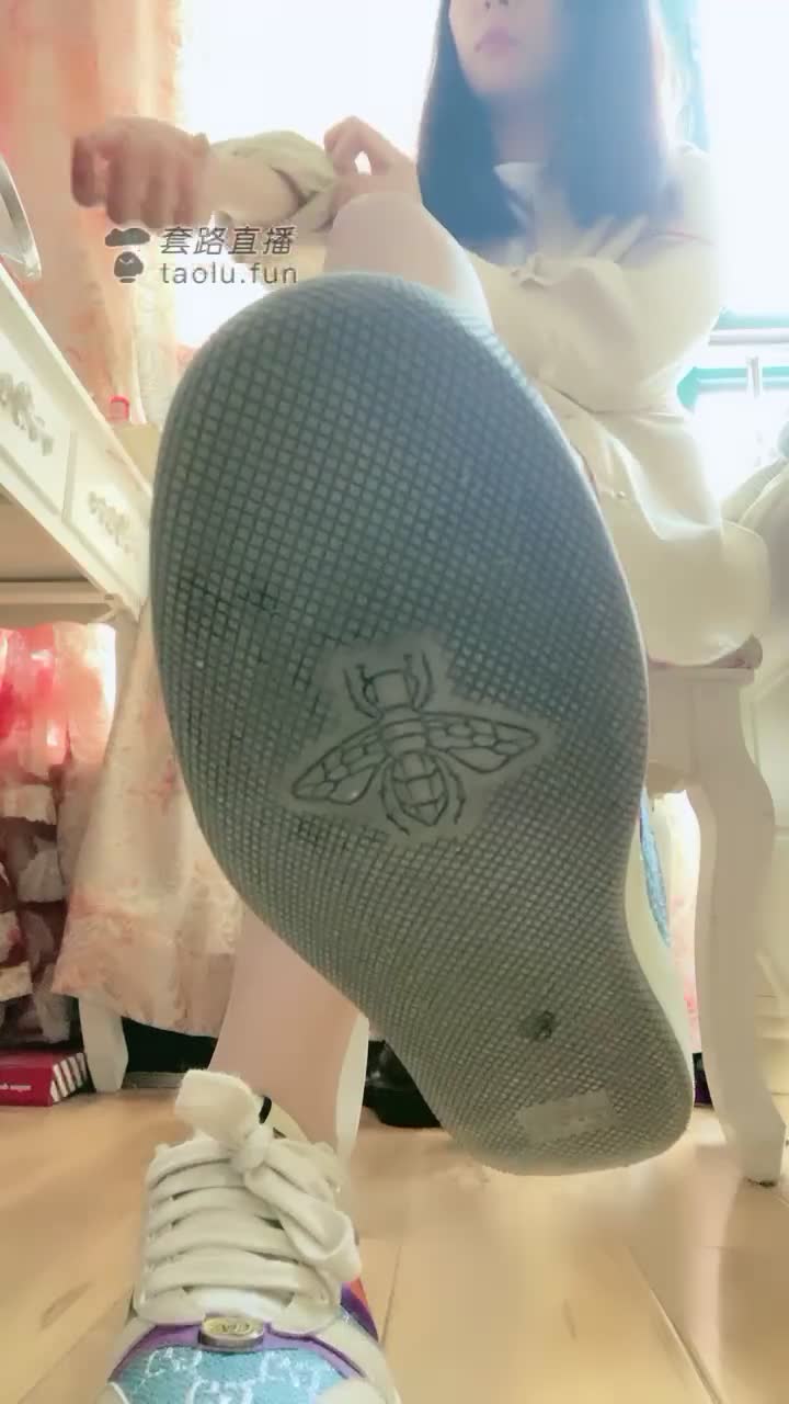 红绿灯 滚来做主人鞋底的小蜜蜂