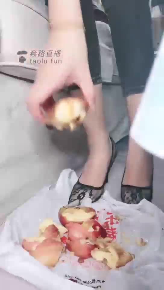高跟踩苹果羞辱舔