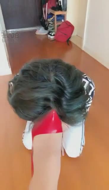 小奶狗钻胯圣水泡面口水羞辱
