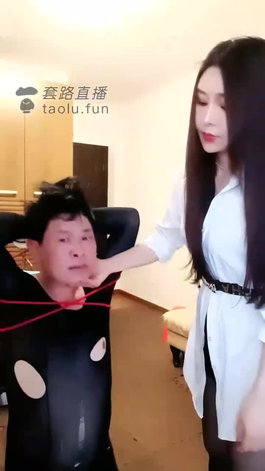 贱狗犯错 鞭打耳光踩脸羞辱