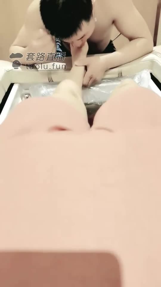 带贱狗来足疗店 守着美女舔脚 给素人磕头