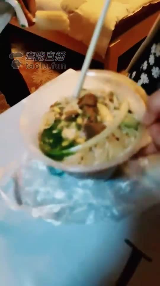 侮辱外卖小哥吃痰