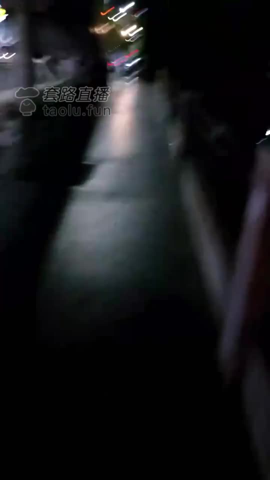 给路人纹身女磕头 刺激