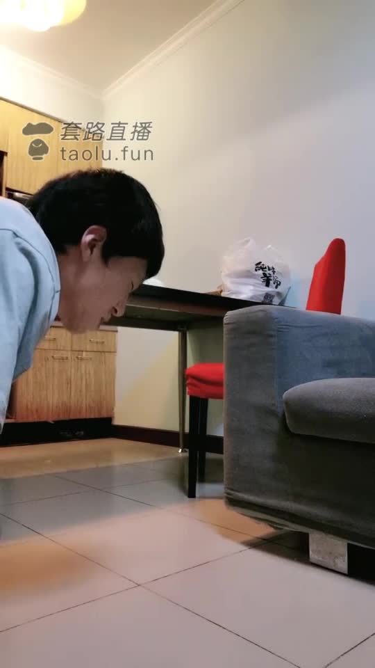耳光挑战失败 打到哭着回家