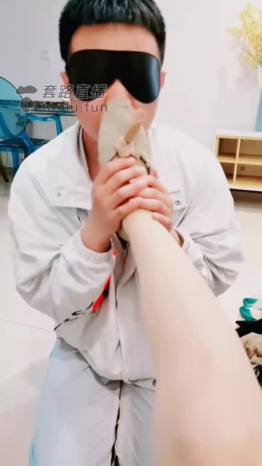 弟弟来家里 偷闻鞋子被姐姐惩罚