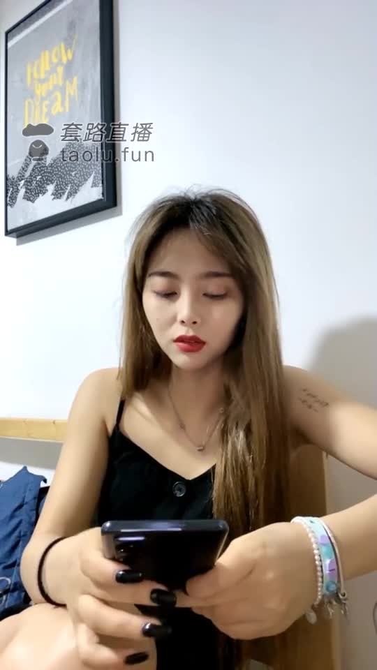 双M给路过的素人美女磕头