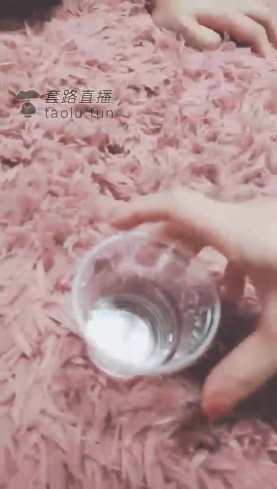 主人喂狗狗口水
