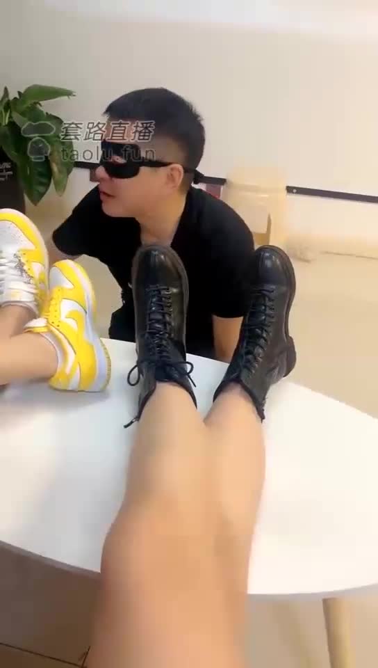 文文闻原味还挨踹 被两姐妹轮流踢踹