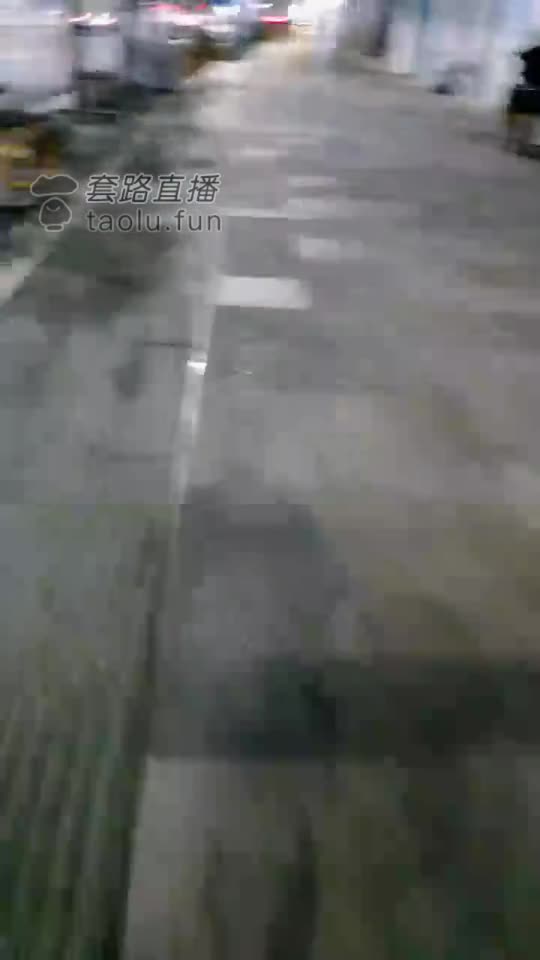 被路人人字拖美女踩在脚下