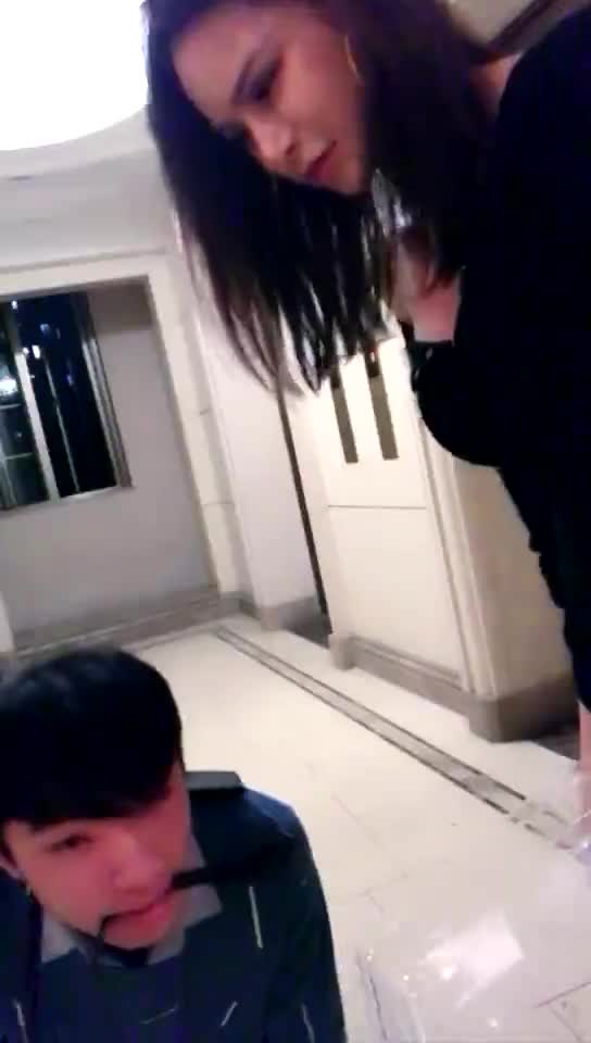 电梯口调教圣水