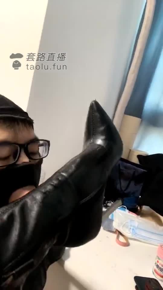 长靴玩GJ 舔脚 还得扇自己
