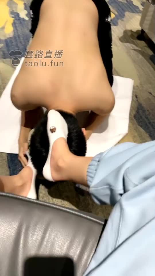 棉袜裸足踩食喂狗