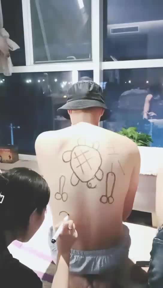 骑在狗子身上画王八