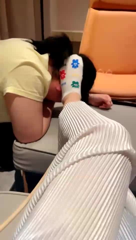 母狗舔脚