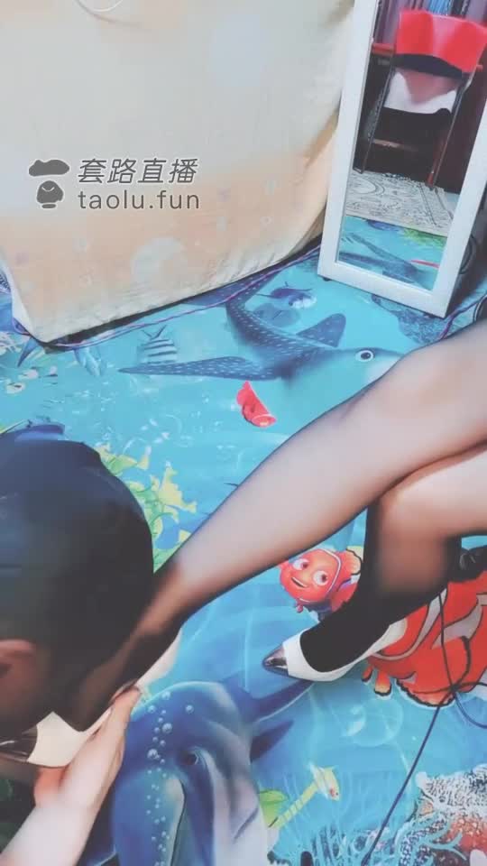 训练小白狗 口水坐脸脚耳光