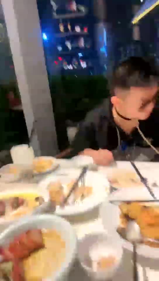 贱狗伺候主人用餐