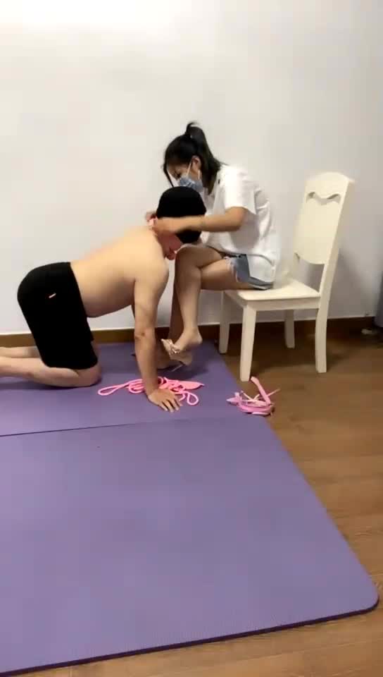 遛狗 踢裆 脚耳光 踩踏