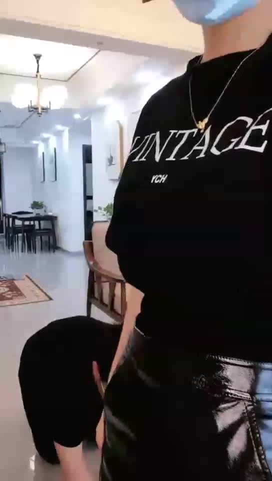 调教小区快递小哥经常偷闻我的原味快递