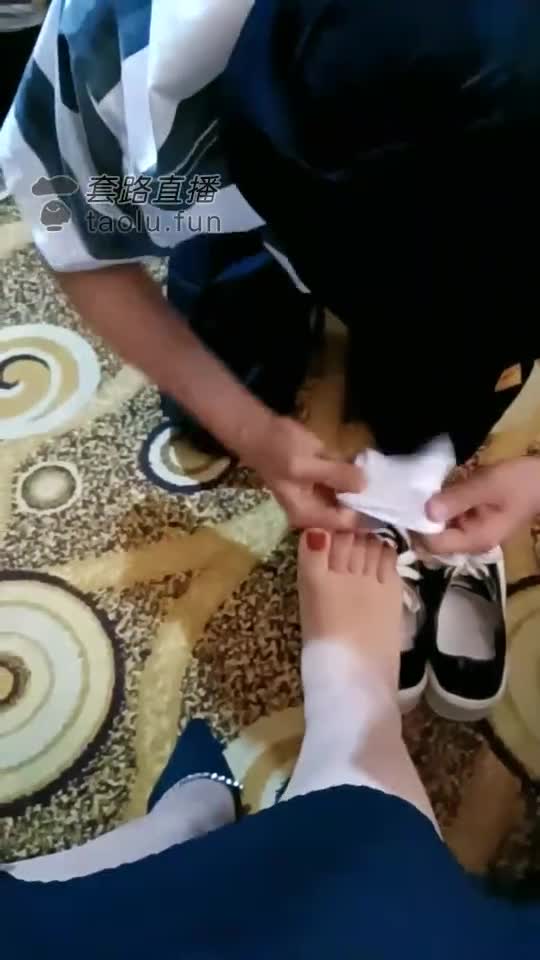 酒店服务员偷吻被抓