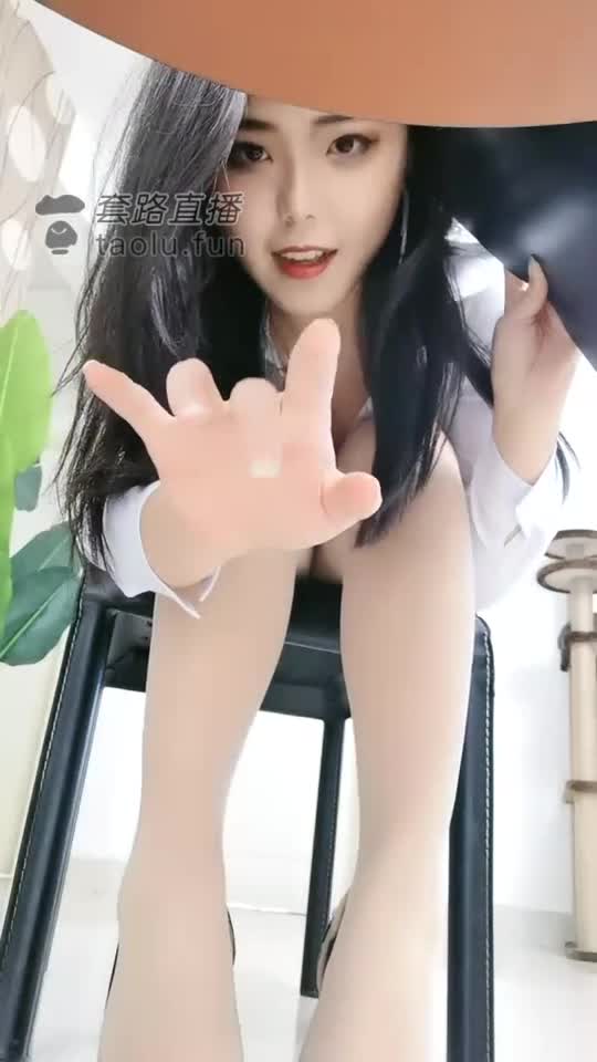 女同事的桌下羞辱