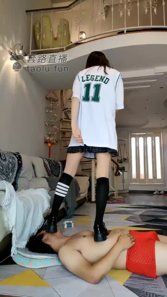 小贱各种踩