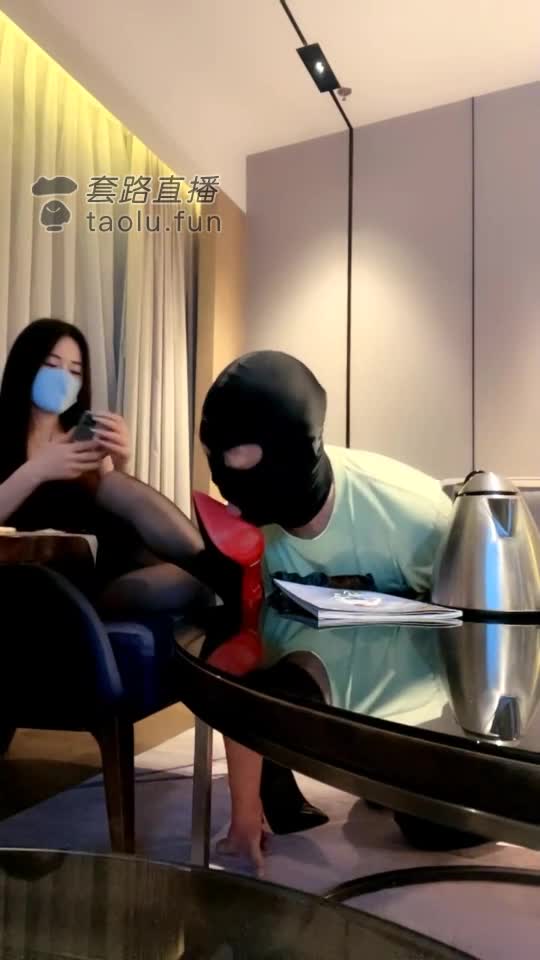 老板为了舔脚 变成女下属的狗