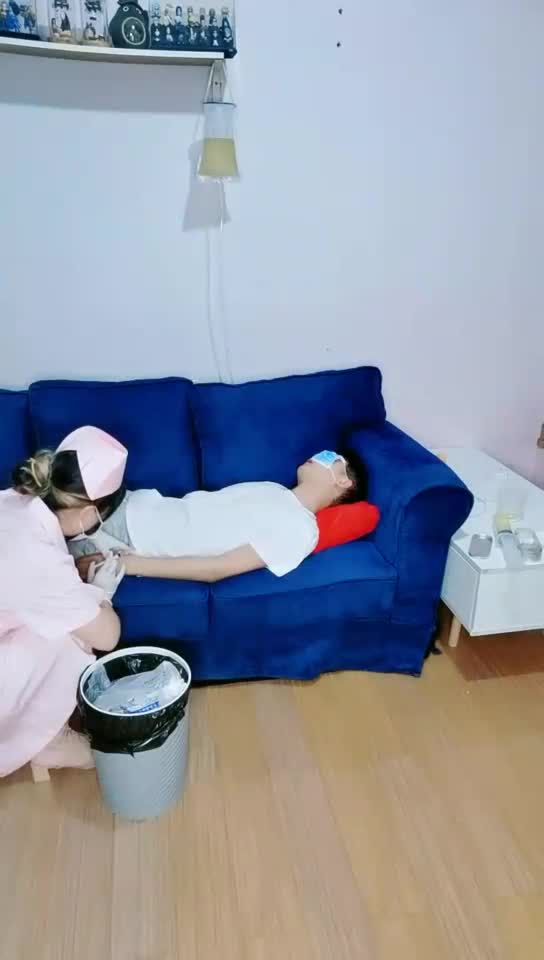 女护士强制喂食病人羞辱色诱 咀嚼喂食