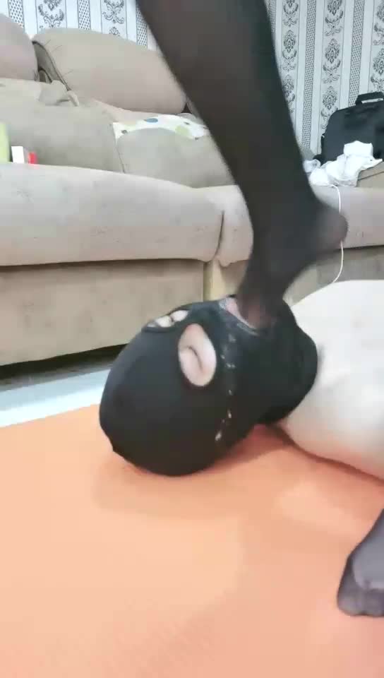 调教提档 深喉 踹踩扇踢 舔脚圣水 骑马钻胯 口水