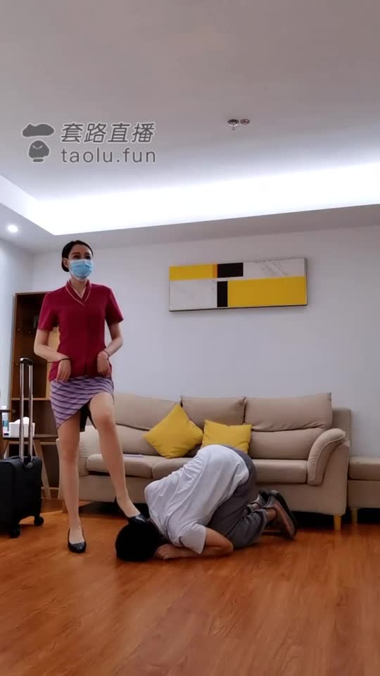尾随男跟踪空姐诱惑