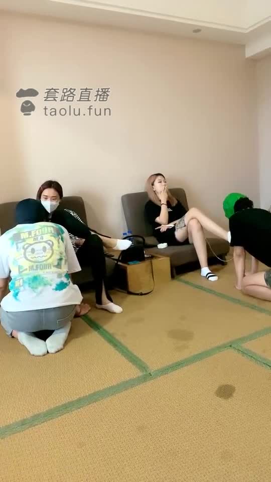 被主子刁难还得被逼喝圣水