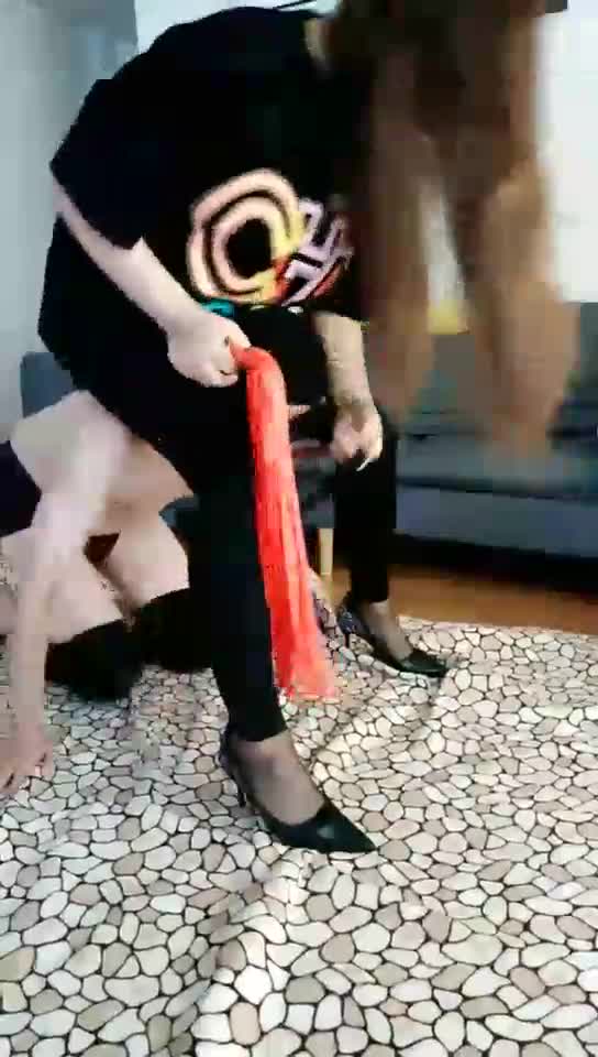 大老远跑过来犯贱的狗 钻胯 耳光 舔鞋 坐脸