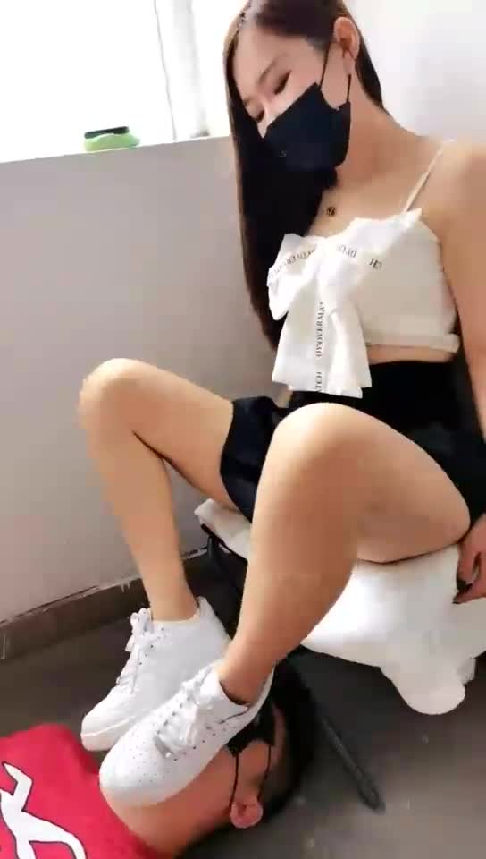 刺激升级楼道调狗 舔鞋底 吃口水 深喉踩踏
