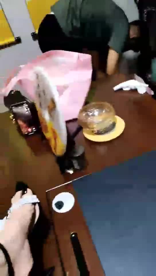 办公室惩罚两个员工奴犯错
