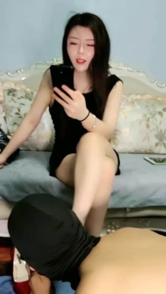 奴舔脚